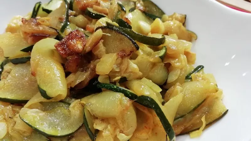 6. Takto pripravená cuketa je úžasnou fit prílohou. Môžeme ju konzumovať aj samotnú, pretože chutí úžasne. Z tejto pochúťky navyše ani nepriberieme.