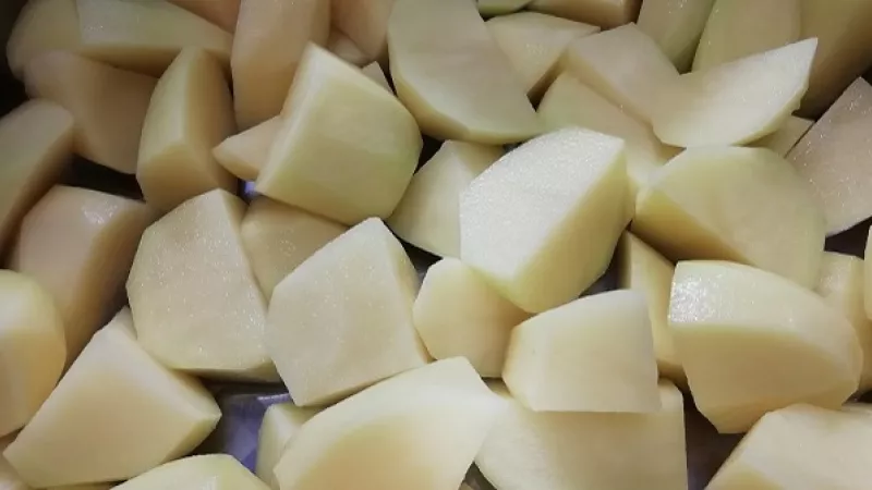 1. Zemiaky očistíme, dôkladne umyjeme, nakrájame na kocky. Do hrnca pridáme zemiaky, vodu, ktorá bude siahať 2 cm nad ich okraj, soľ a rascu. Uvaríme ich do mäkka, trvá to cca 20 minút. 