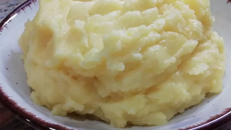 4. Ak je potrebné šťuchané zemiaky s maslom ešte dosolíme. Takto pripravené šťuchané zemiaky s maslom ihneď podávame. Vtedy chutia najlepšie. Sú vynikajúcou prílohou k rôznym jedlám.