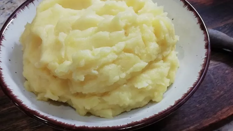  Tip Dobrej kuchyne: Zvýšili vám šťuchané zemiaky s maslom a neviete čo s nimi? Vyskúšajte skvelé domáce zemiakové lokše. Nech sa páči, inšpirujte sa receptom nižšie.
Dobrú zemiakovú chuť.