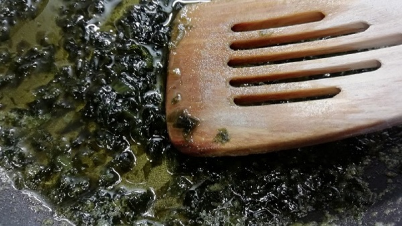 4. Maslo s medvedím cesnakom si na panvici chvíľu orestujeme, cesnak pekne zavonia. Potrebujeme naozaj iba zopár minút.