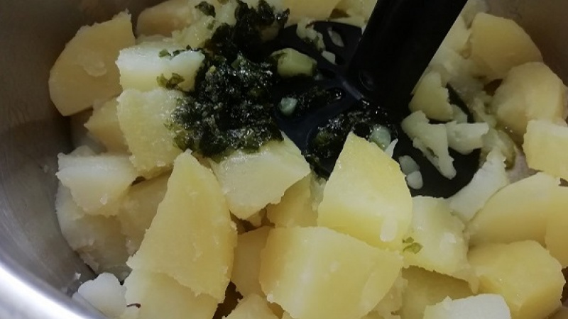 5. Uvarené zemiaky scedíme, pridáme orestovaný medvedí cesnak alebo nakrájaný medvedí cesnak a maslo. Pošťucháme.  