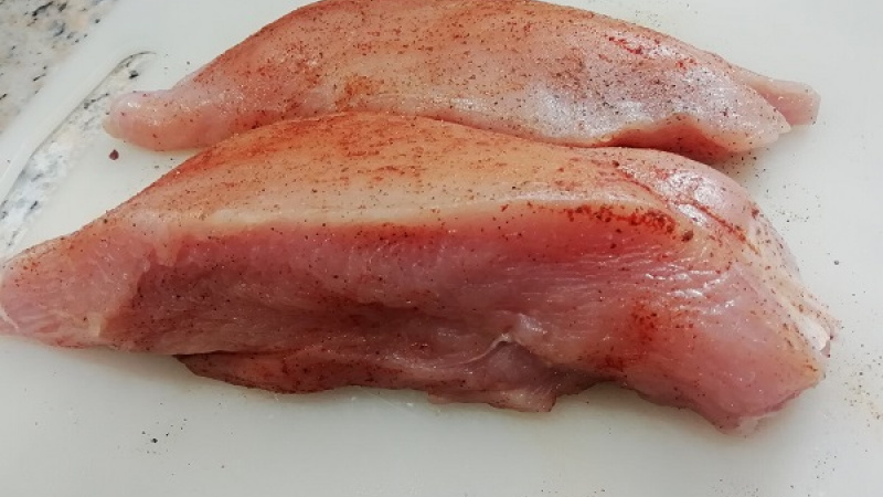 1. Mäso podľa výberu (bravčové, hovädzie, z diviny, morčacie) dobre umyjeme, osušíme a odblaníme. Potrieme ho olivovým olejom (olejom) a obľúbeným korením.