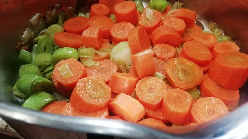 4. K orestovanému póru pridáme nakrájanú mrkvu, petržlen, kaleráb, zeler, cesnak a lyžicu kryštálového cukru. Restujeme 10 minút, zelenina získa na výbornej chuti.