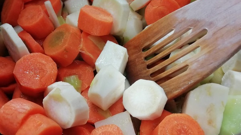 5. Čím viac zeleniny, tým lepšia chuť a kopec vitamínov. Pridáme ešte drvenú rascu, bobkový list, celé čierne korenie, nové korenie (guličky spočítame) a ešte aj soľ.