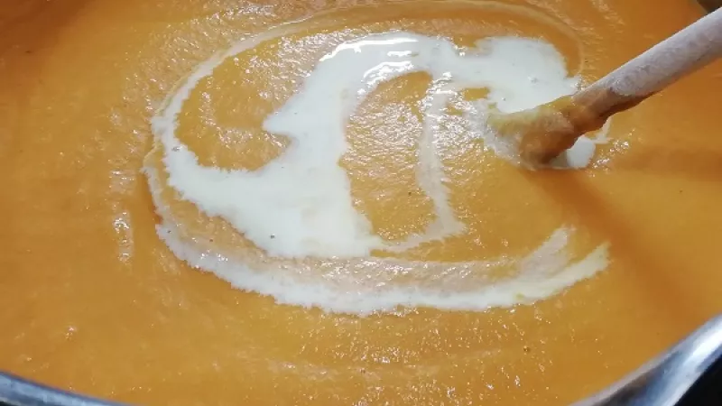9. Rozmixovanú omáčku vrátime opäť na sporák, môžeme ju zriediť podľa potreby, hustoty horúcou vodu. Nakoniec pridáme smotanu, povaríme 10 minút, dochutíme.