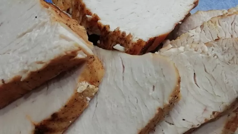 10. Odležané mäso nakrájame na plátky. Ak sviečkovú nejdeme ihneď podávať, mäso vložíme do omáčky (na druhý deň bude ešte lepšia chuť) alebo ho zabalíme.