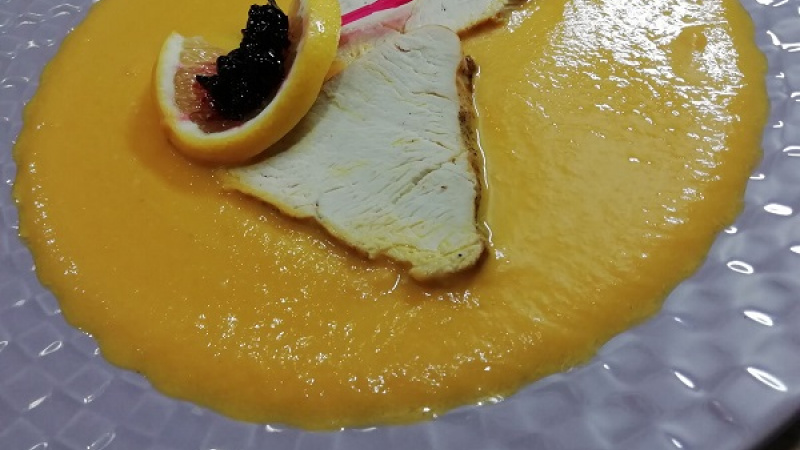 12. Chutnú sviečkovú podávame tradične s parenou knedľou, dozdobíme plátkom citróna a brusnicovým džemom. Zvoliť môžeme aj cestoviny či opekané zemiaky.