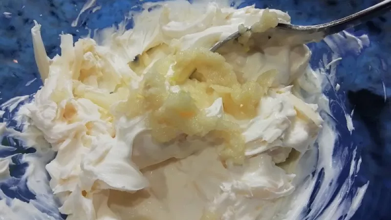 2. Ďalej pridáme pretlačený  alebo nastrúhaný cesnak podľa chuti. Nezabúdajme, domáci cesnak je omnoho intenzívnejší.