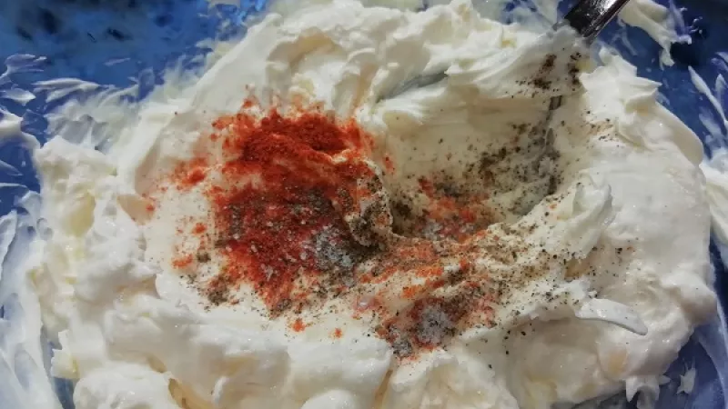 3. Nátierku dochutíme soľou, mletým čiernym korením, červenou mletou paprikou, a aj chilli korením, podľa obľuby. 