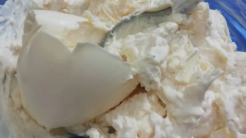 4. Syrovo cesnakovú nátierku môžeme zjemniť kyslou smotanou, dobre premiešame. Necháme zachladiť.