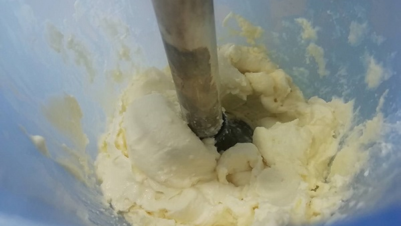1. V nádobe ponorným mixérom rozmixujeme zmäknuté maslo a tavený syr podľa výberu.