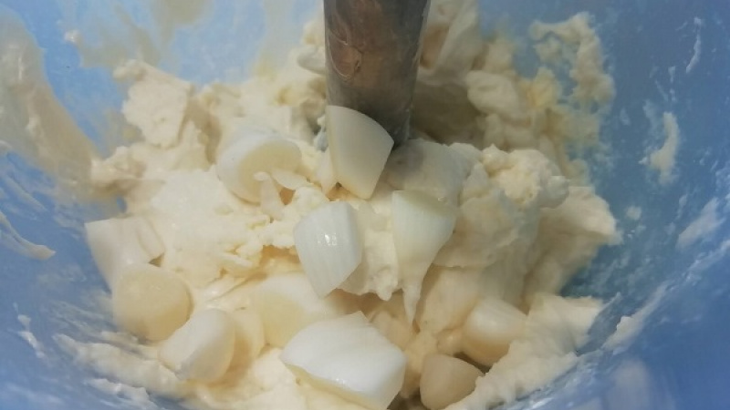 2. Cesnak očistíme, nakrájame na menšie kúsky a pridáme k nátierke. Spolu rozmixujeme.