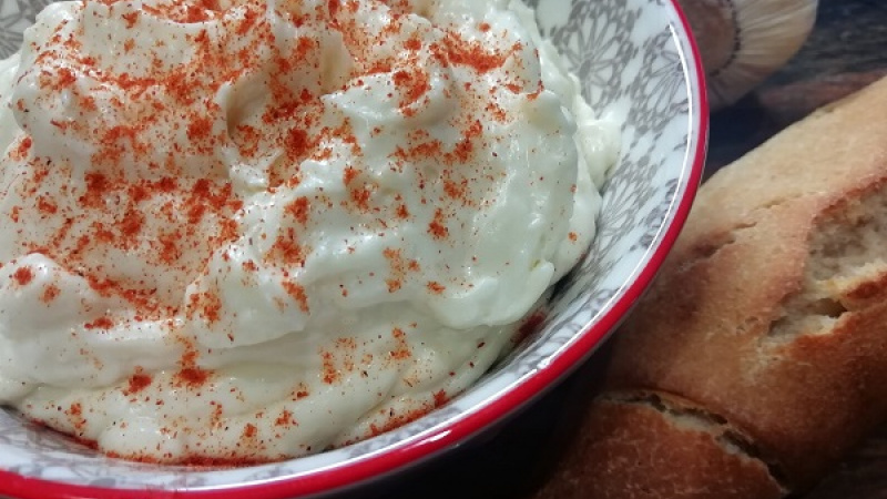 Tip Dobrej kuchyne: Milujete pikantné? Do syrovo-cesnakovej nátierky môžete pridať aj nadrobno nakrájanú chilli papričku. 
Dobrú cesnakovú chuť želáme.