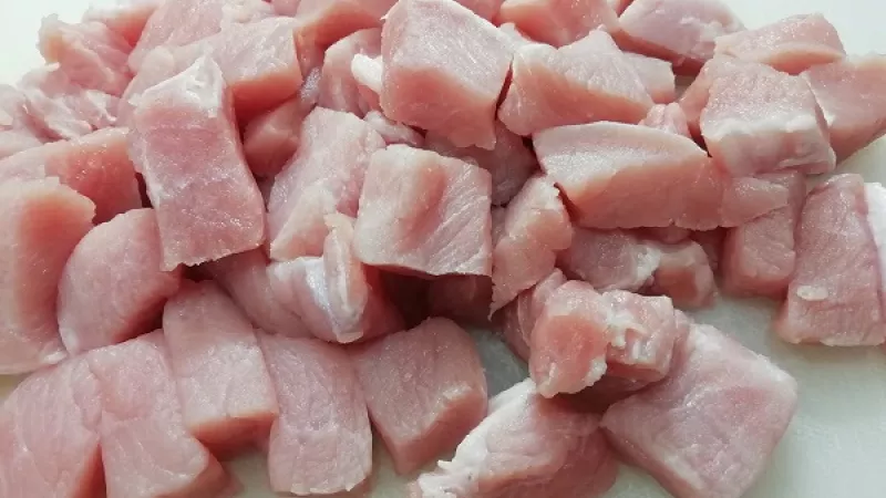 1. Mäso umyjeme, osušíme, nakrájame na menšie kocky. Výber mäsa je iba na nás. Zvoliť môžeme bravčové pliecko, ale aj bravčové stehno, chudšie bravčové karé, môžu byť vykostené kuracie stehná.