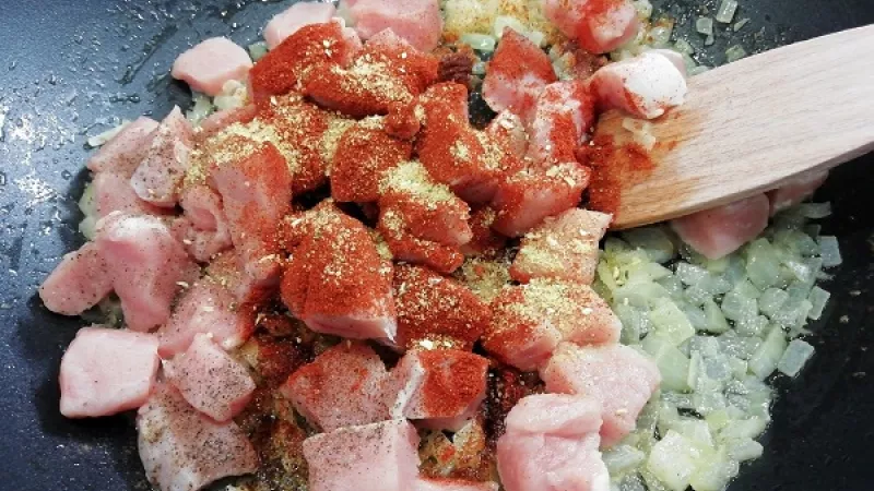 3. Očistenú cibuľu nakrájame nadrobno. Na masle (oleji) ju orestujeme do sklovita, pridáme mletú červenú papriku, mäso a koreniny, roztlačený cesnak, opražíme. Tak ho prikryjeme, dusíme do mäkka.