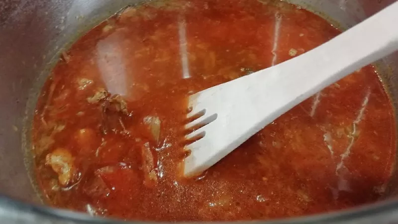 7. Do 0,5 l vlažnej vody dobre rozmiešame múku. Je dôležité, aby sme nemali hrudky. Zálievku môžeme do mačanky aj precediť cez sitko. Pridávame ju veľmi pomaly, za stáleho miešania, podľa potreby.