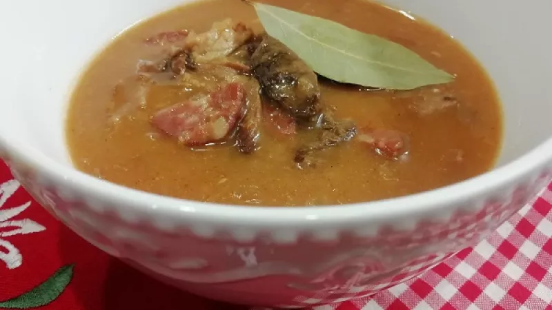 Tip Dobrej kuchyne: Chutná domáca mačanka by nemala byť ani hustá, ani veľmi riedka. Ak zvolíme verziu bez lepku, na zahustenie pridáme Solamyl (podľa potreby).
Dobrú tradičnú chuť.