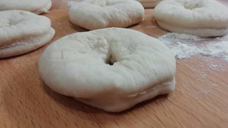 5. My sme zvolili pohár priemeru 6 cm. Takto pripravené šišky necháme chvíľu podkysnúť. Potom urobíme prstami vo vnútri dierku, ktorú trošku roztiahneme. Tak môžeme šišky vyprážať.