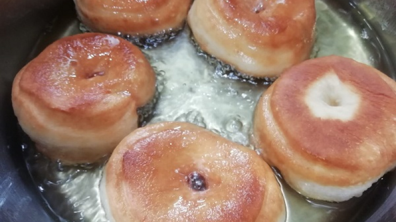 7. Olej necháme dobre rozohriať. Do horúceho oleja vkladáme šišky, opatrne, aby sme sa nepopálili. Domáce šišky vyprážame z každej strany dozlatista. Olej pridávame podľa potreby.