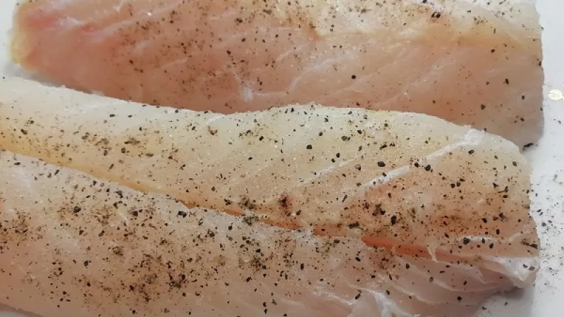 1. Tresku môžeme zvoliť nielen čerstvú, ale aj mrazenú. Filety tresky (rybieho filé) umyjeme a osušíme. Okoreníme podľa obľuby.
