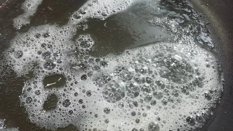 2. Na kvalitnú panvicu pridáme maslo a olivový olej, necháme rozohriať. Kvalitná panvica je veľmi dôležitá, aby sa ryba neprichytila.