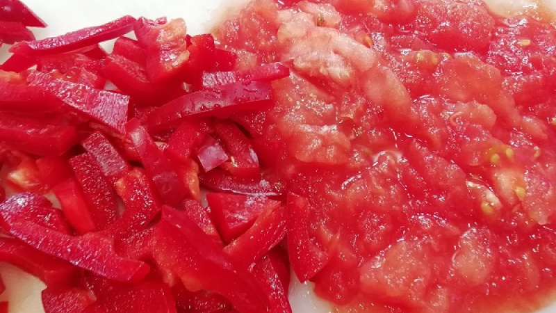 2. Papriky umyjeme, nakrájame na malé rezančeky. Paradajky narežeme do kríža, vložíme do vriacej vody, budú sa lepšie lúpať. Nakrájame ich.