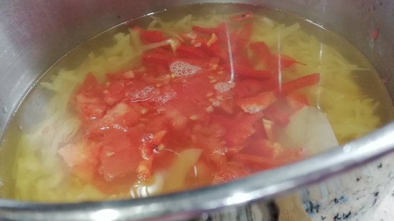 4. Potom k polievke pridáme aj nakrájané papriky a paradajky. Varíme ďalších 30 minút. Polievku zriedime ďalšou vodou podľa obľuby hustoty.