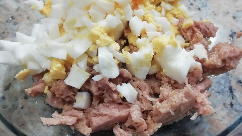 1. Najprv si uvaríme vajce natvrdo. Od bodu varu povaríme 10 minút. Potom ho dáme do studenej vody, vychladnuté ošúpeme. Do misky pridáme tuniaka, ktorý sme zliali od oleja.