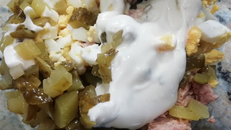 3. Do tuniakovej nátierky s kyslou uhorkou primiešame tatársku omáčku. Ak chceme domácu nátierku ľahšiu a fit, pridáme hustý biely jogurt alebo kyslú smotanu podľa potreby.