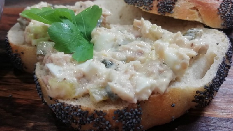 Tip Dobrej kuchyne: Keď chceme domácu tuniakovú nátierku hladkú, bez štruktúry, nátierku rozmixujeme ponorným mixérom. Vyskúšajte.
Dobrú nátierkovú chuť želáme.