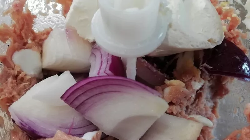 1. Najprv si uvaríme vajcia natvrdo. Od bodu varu ich varíme 10 minút. Potom dáme vajcia do studenej vody. Keď vychladnú, tak ich ošúpeme. 