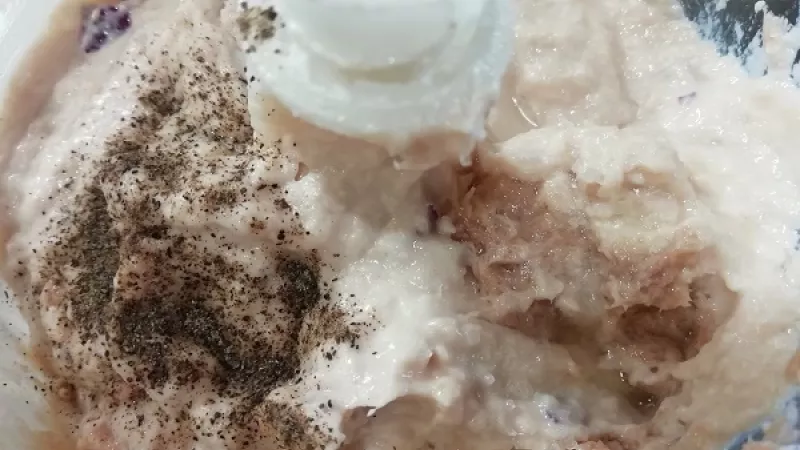 2. Do mixéra dáme tuniaka aj s olejom, uvarené vajcia, ošúpanú, na menšie kusy nakrájanú cibuľu, smotanovú nátierku. Všetko spolu rozmixujeme. 