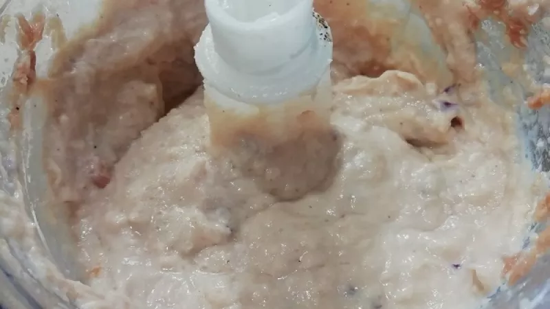 3. Nakoniec ešte tuniakovú pomazánku dochutíme soľou, mletým čiernym korením, ale aj citrónovou šťavou, podľa chuti. Môžeme zachladiť.