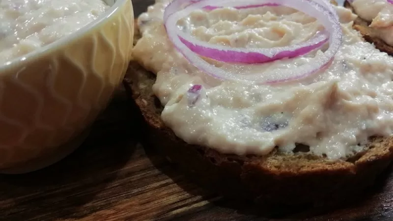 4. Keď dáme domácu tuniakovú pomazánku do chladu aspoň na 30 minút, pomazánka bude tuhšia, chute sa spolu nádherne prepoja. Vyskúšajte. 