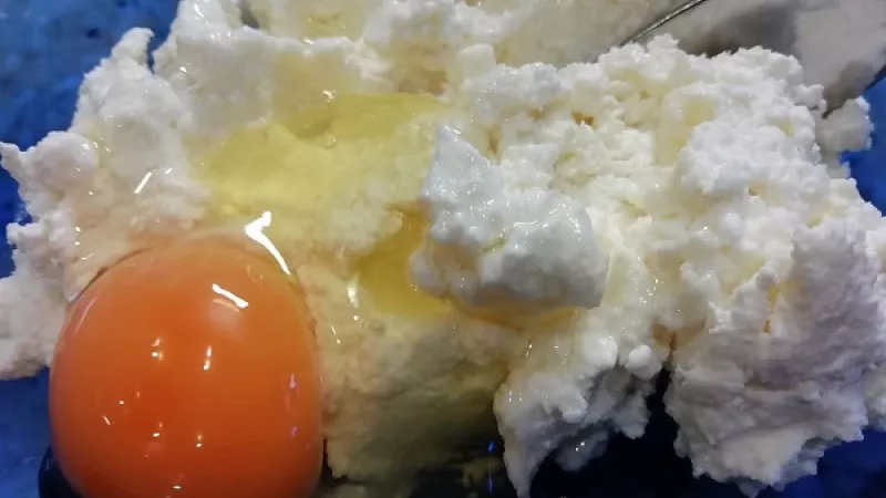 1. Tvaroh si so štipkou soli a vajcom zmiešame vidličkou, postupne zapracujeme špaldovú (klasickú) krupicu.
