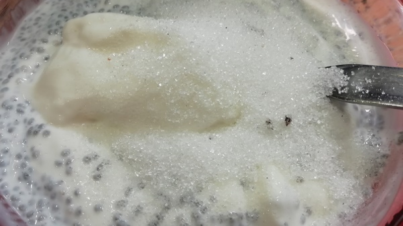 3. Tvarohovú zmes na chia puding dochutíme medom (zdravšia verzia) alebo kryštálovým cukrom, ale aj vanilkou.