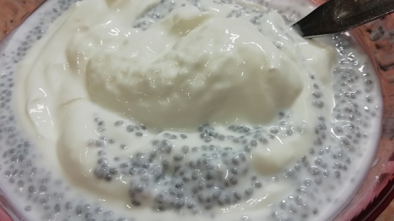 4. Na zjemnenie a osvieženie tvarohového chia pudingu primiešame aj hustý biely jogurt. Pripravíme pekné poháre.