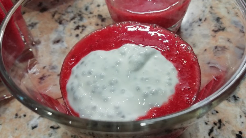 6. Jahody jemne osladíme. Do pohárov pridáme jahodovú kašu, potom tvarohový chia puding. Ozdobíme jahodami.