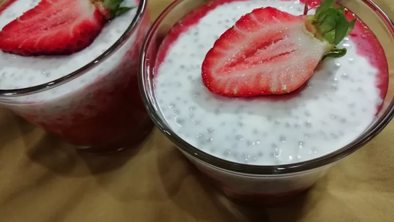 Tip Dobrej kuchyne: Zdravý tvarohový chia puding s jahodami dáme do chladničky dobre zachladiť. Keď sa neviete dočkať, môžete si zamaškrtiť aj hneď. Chutí naozaj famózne. Namiesto jahôd môžete zvoliť aj iné sezónne ovocie.
Zdravé maškrtenie.