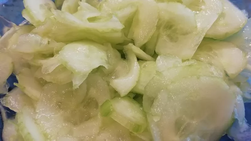 2. Nastrúhané uhorky osolíme (polovica malej lyžičky), aby pustili vlastnú šťavu. Necháme ich postáť 10-15 minút. Ak by bola potom šťava horká, zlejeme ju.