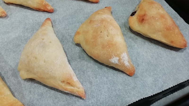 5. Z tejto dávky upečieme dva plechy, približne 30 šatôčok. Odporúčam zdvojnásobiť dávku. Čerstvé pirôžky (pampúšiky, šatôčky) chutia totiž úžasne. Upiecť ich môžete aj v sladkej, ale aj slanej verzii, mňam.