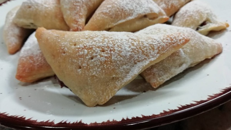 Tip Dobrej kuchyne: Z nášho vynikajúceho tvarohového cesta si môžete upiecť koláčiky nielen na sladko, ale aj slano. Pripravte si napríklad plnku bryndzovú, zemiakovú, tvarohovú na slano.
Sladké či slané maškrtenie.