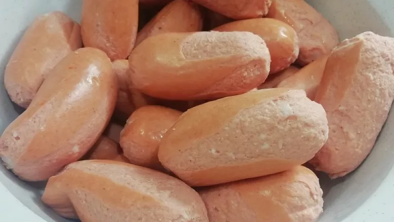 2. Špekáčky olúpeme. Je veľmi dobré zvoliť kvalitnejší druh, s vyšším obsahom mäsa. Každú špekáčku narežeme do 2/3 (nie viac, aby sa nerozpadli), pretože tam budeme vkladať nakrájané tenké plátky cibule a kyslých uhoriek, ktoré dodajú na výslednej chuti.  