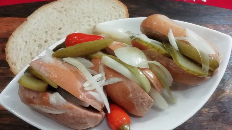 Tip Dobrej kuchyne: Domáce utopence chutia najlepšie s čerstvým chlebom. A čo k originálnym utopencom nesmie chýbať? No predsa dobré pivo. Dobrú chuť.
