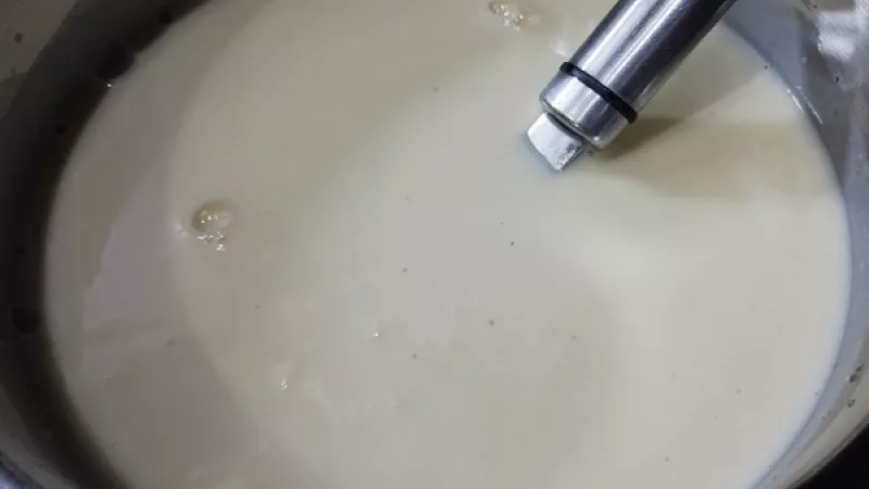 5. Dochutíme ešte octom, záleží od kyslosti, soľou, mletým čiernym korením či vegetou. Tak želatínu pomaly zahrievame približne pri teplote 50 oC, aby sa rozpustila. Pozor, nevaríme. Necháme trochu vychladnúť.