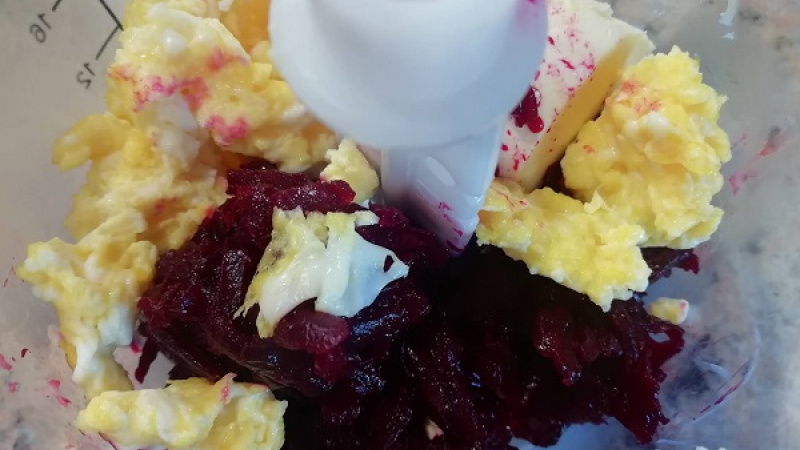 3. Ponorným mixérom alebo v mixéri rozmixujeme pripravenú cviklu, praženicu, zvyšok masla (Ramy) do hladka. Dochutíme soľou, mletým čiernym korením.