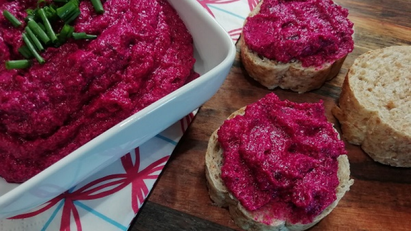 Tip Dobrej kuchyne: Keď si cviklu uvaríme deň vopred, ušetríme si čas pri samotnej príprave nátierky. Hotovú uvarenú cviklu si môžeme zakúpiť aj v obchode.
Dobrú nátierkovú chuť.
