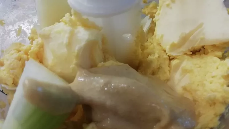 2. V mixéri si vajcia rozmixujeme spolu so zmäknutým maslom, pridáme aj ošúpanú cibuľu (šalotka alebo červená cibuľa majú oveľa  jemnejšiu chuť).