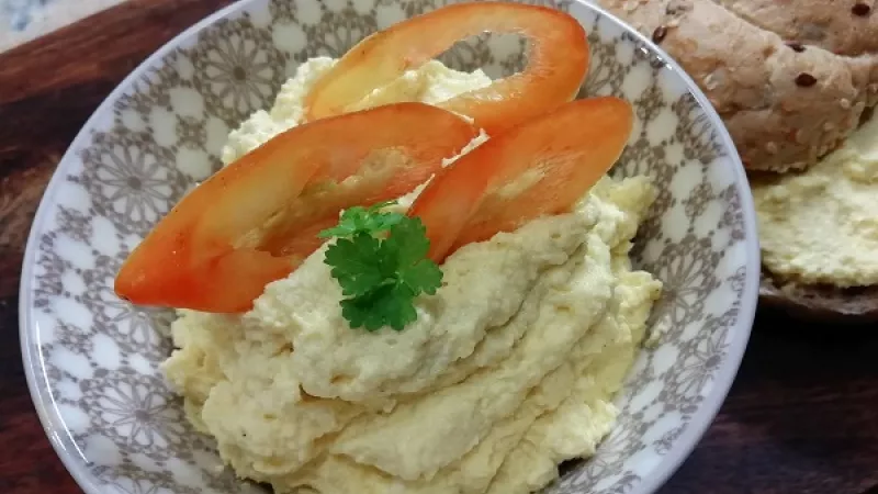 Tip Dobrej kuchyne: Vajíčková pomazánka so zaujímavou chuťou? Pridajme nastrúhaný parmezán alebo čerstvé bylinky podľa obľuby.
Dobrú pomazánkovú chuť.